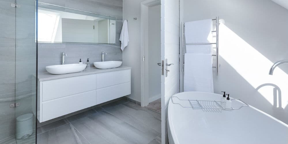 Skab et nyt badeværelse med en væg af conteco-beton eller microcement